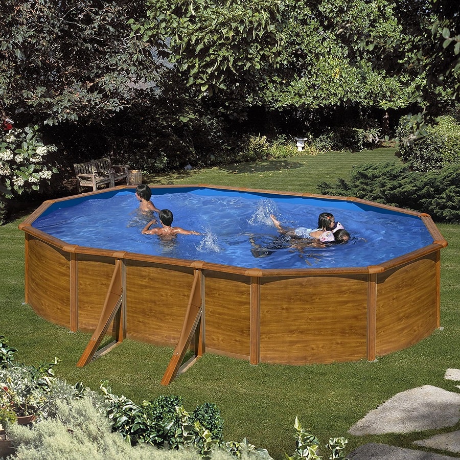 bambini che nuotano in una piscina fuori terra rivestita in legno-min