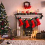 camino-con-calzini-rossi-appesi-e-un-albero-di-natale-min