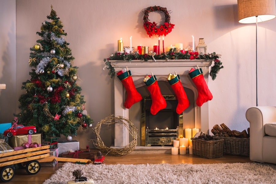 camino-con-calzini-rossi-appesi-e-un-albero-di-natale-min