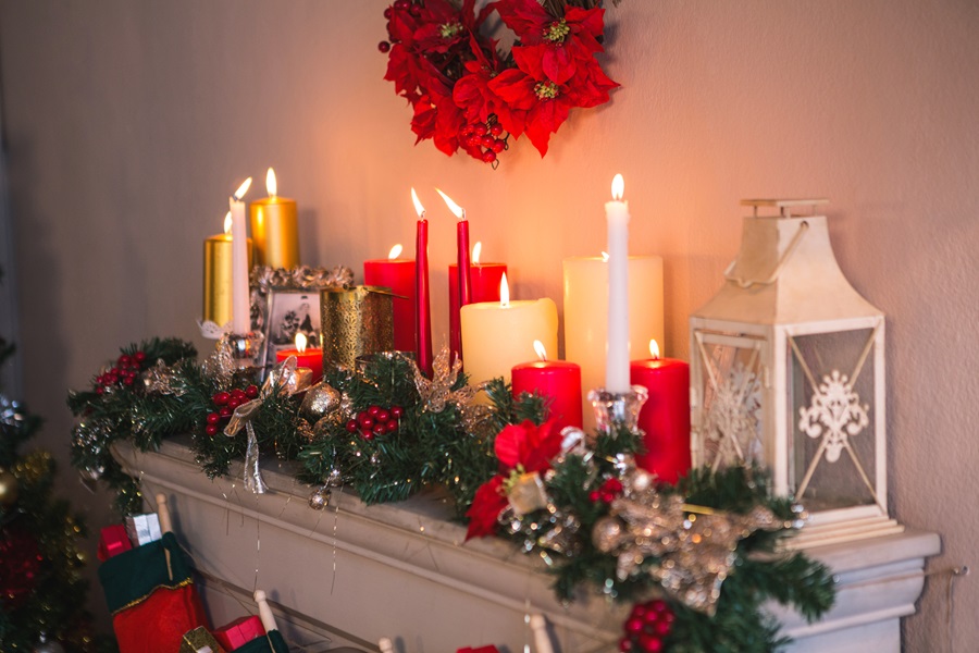 camino-decorato-con-motivi-di-natale