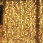 Luci di natale a Led su una facciata di una casa