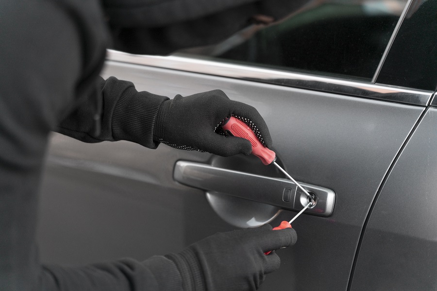 primo-piano-su-un-uomo-che-cerca-di-rubare-un-auto