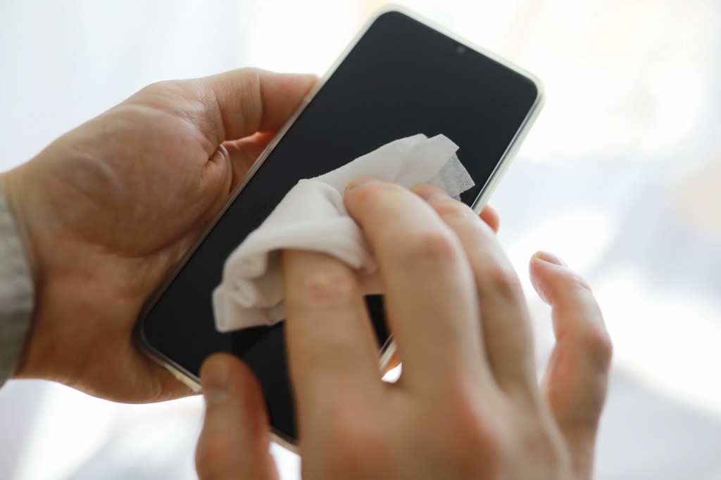 pulire smartphone con salviettina
