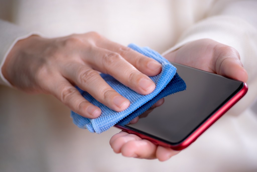 pulizia smartphone con microfibra